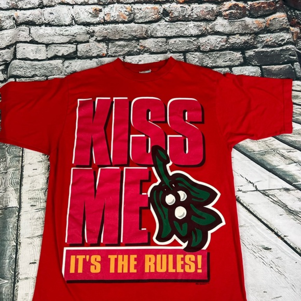Vtg Christmas Kiss Me It’s The Rules Mistletoe Red Shirt M‎